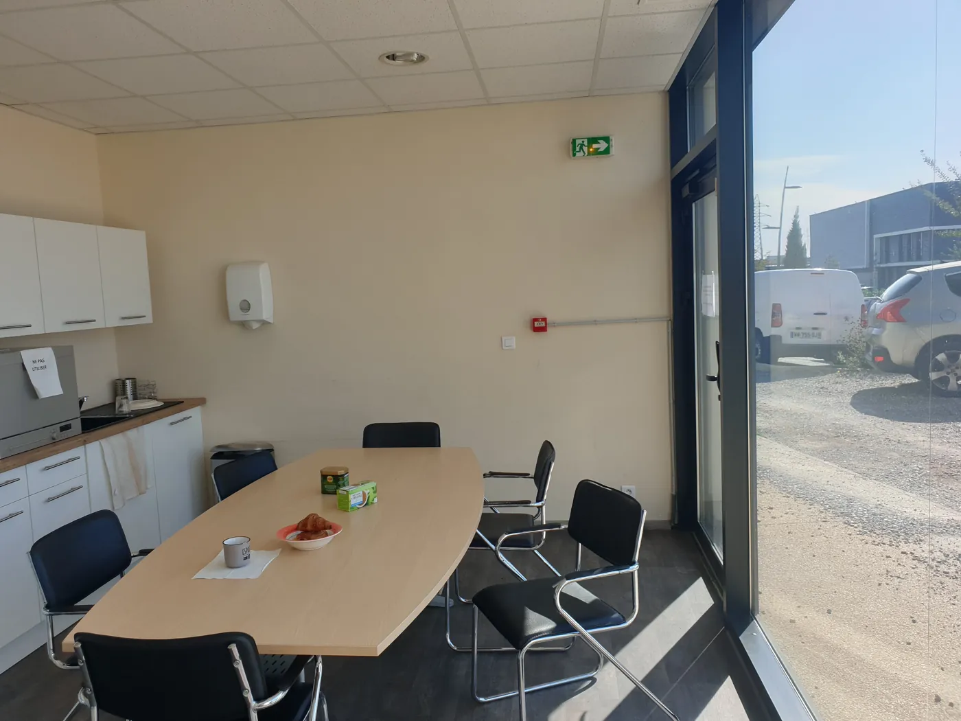 Coin cuisine et espace détente, local Camargue 4 Montpellier