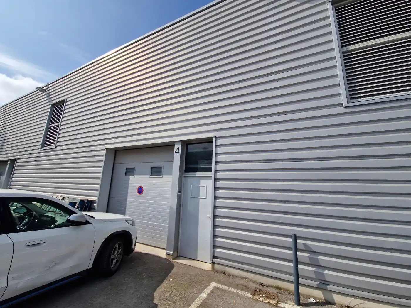 Façade du local Camargue 4 (lot 4), bardage gris, Garosud Montpellier