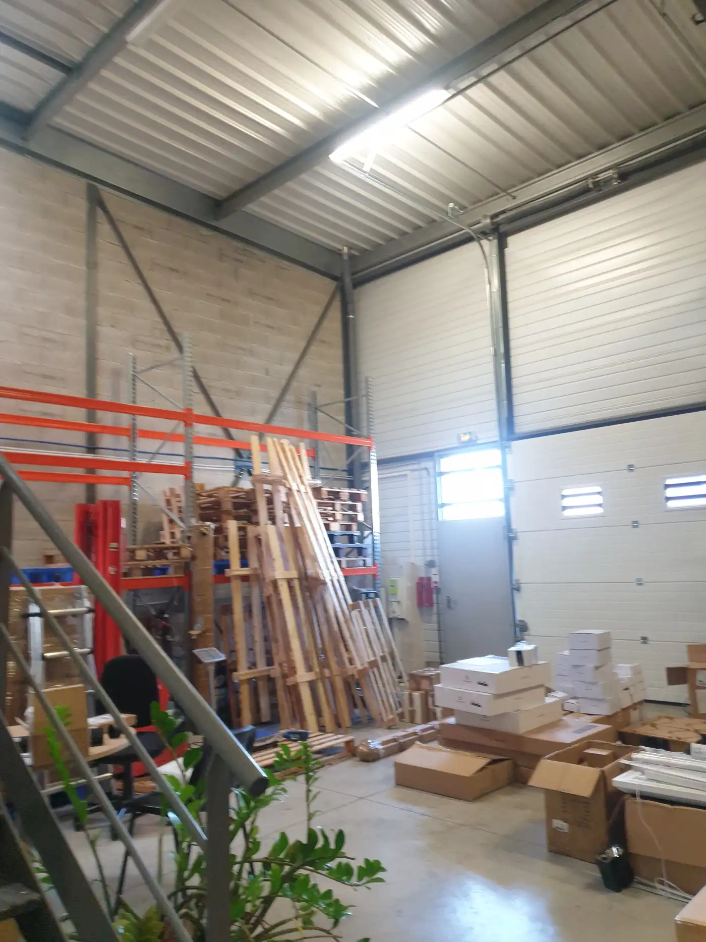 Local d'activité de grande hauteur avec porte sectionnelle, Camargue 4 Montpellier