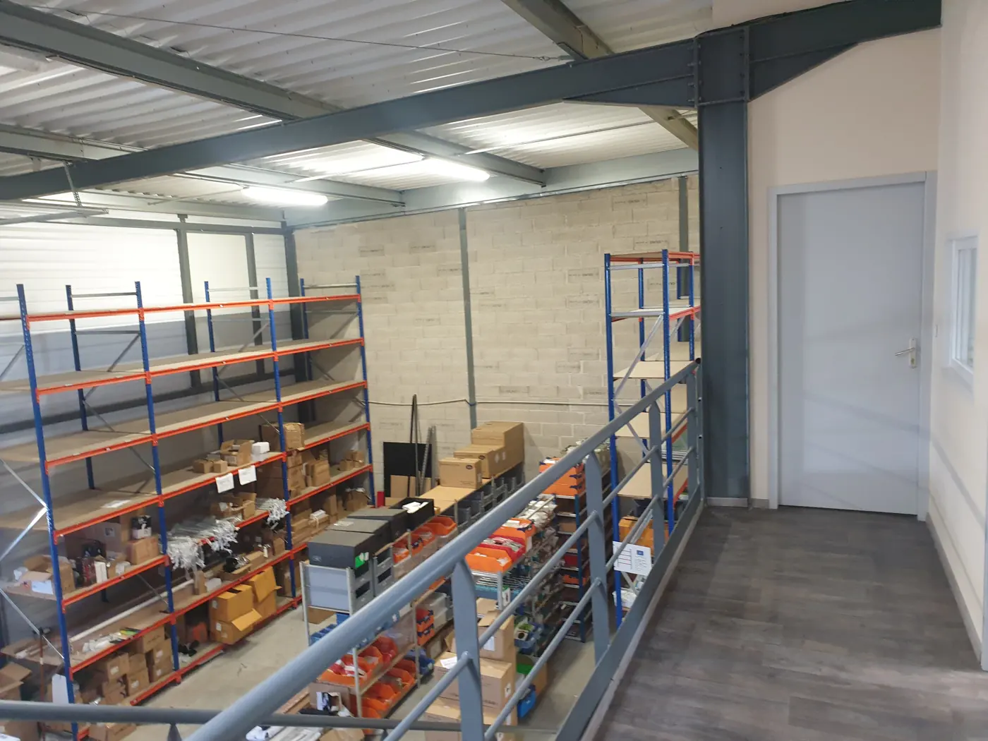 Mezzanine aménagée, rayonnage et local fermé, locaux d'activité 250 m² Montpellier