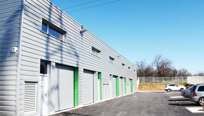 Locaux d'activité avec portes sectionnelles - Garosud