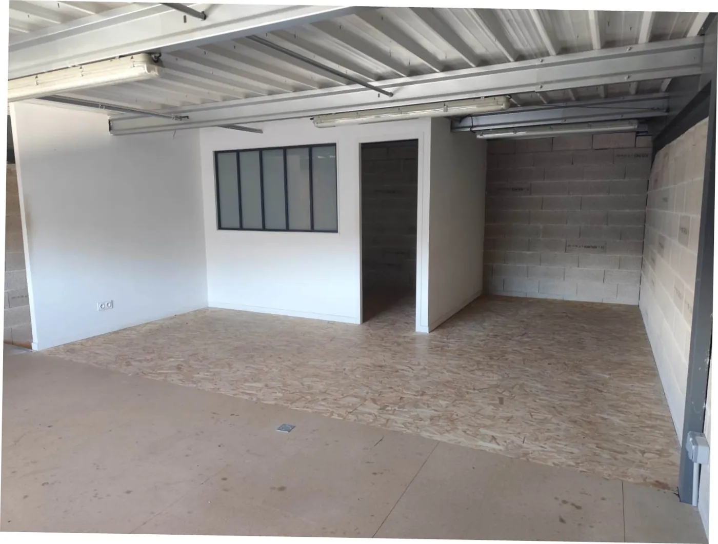 Local G1-68 aménagé avec bureau cloison verrière, Garosud Montpellier