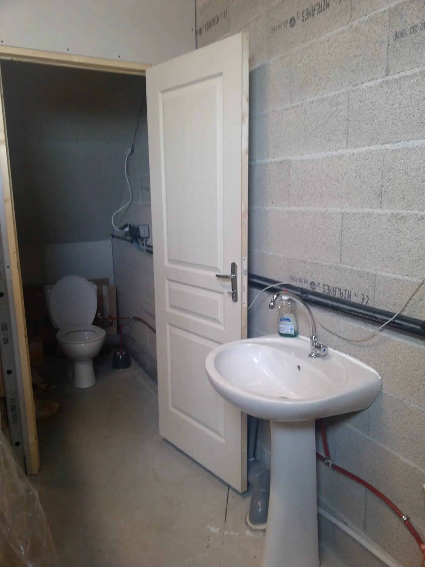 Sanitaires (WC et lavabo) du local G1-68, Garosud Montpellier