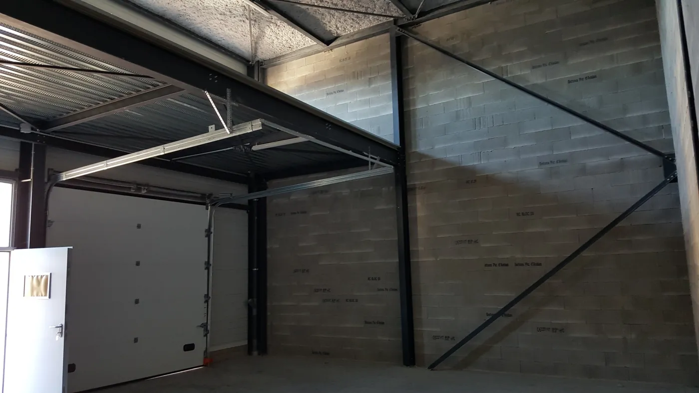 Local G2-102, 7 m sous plafond, porte sectionnelle 3x3 m, Garosud Montpellier