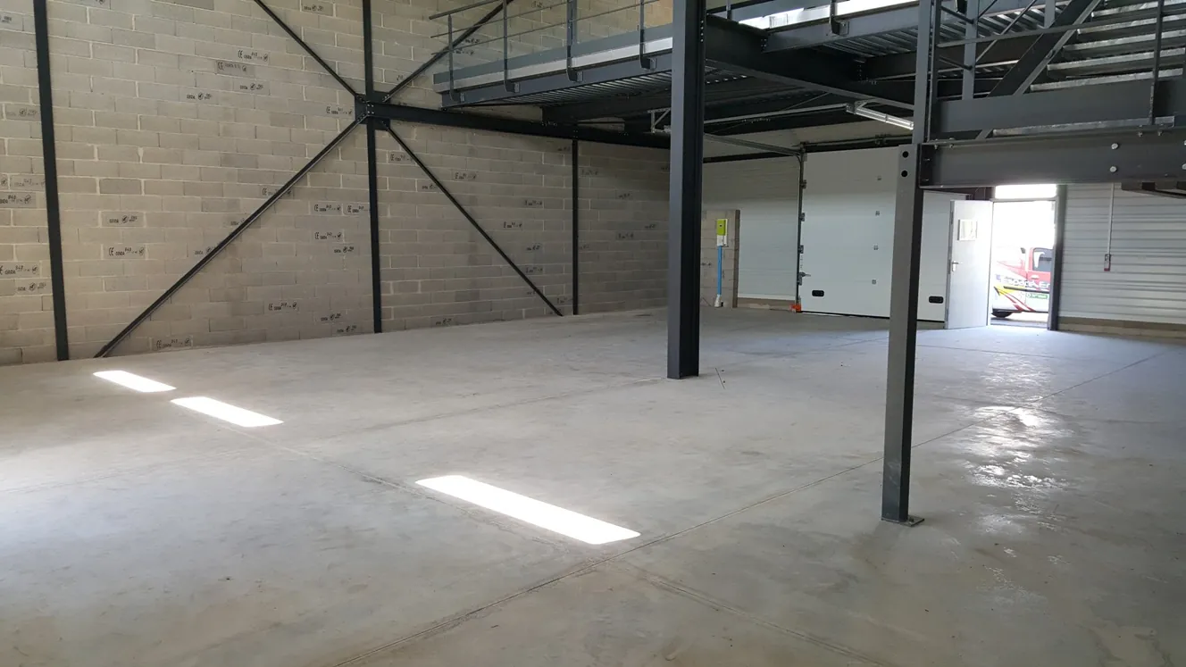 Local G2-33 brut, 7 m sous plafond, Garosud Montpellier